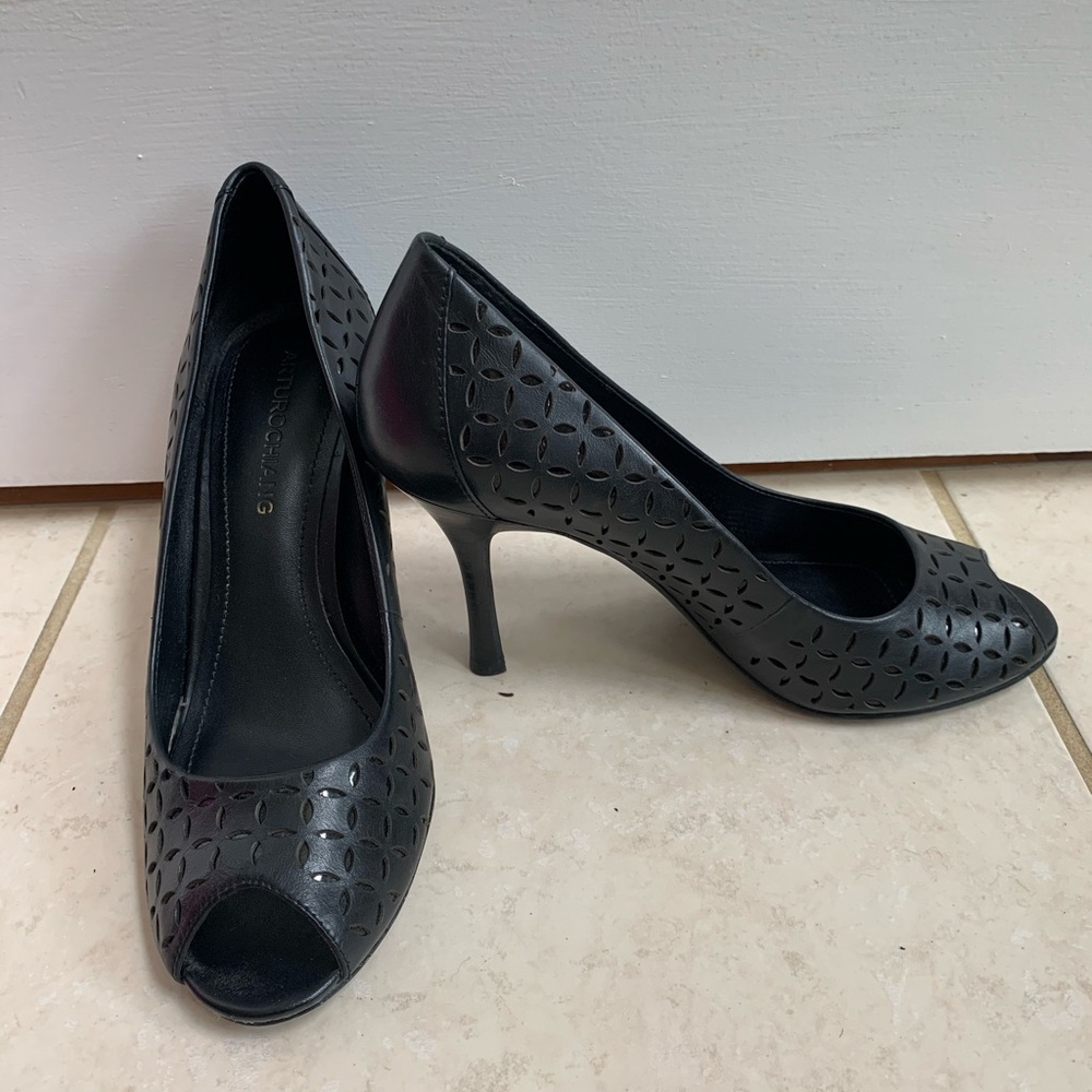 Arturo Chiang black patterned heels worn once
